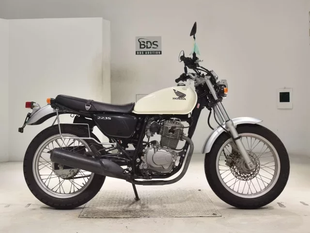 Honda CB223S лот № 2702 оценка 4  с аукциона в Японии