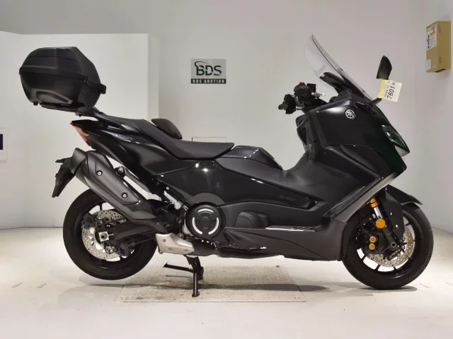 Yamaha T-MAX560T лот № 7601 оценка 5  с аукциона в Японии