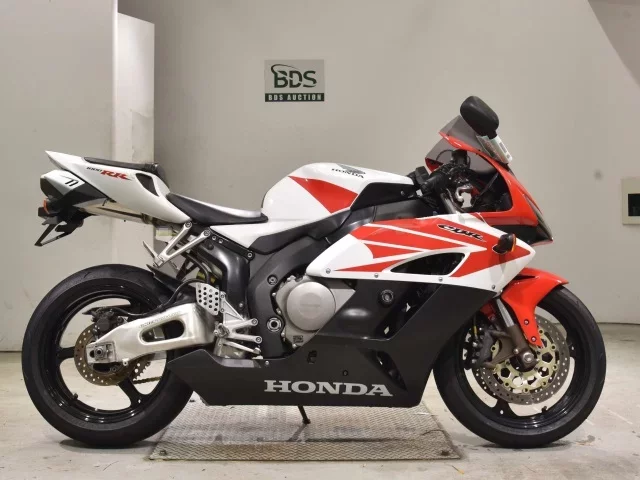 Honda CBR1000RR лот № 2562 оценка 4  с аукциона в Японии
