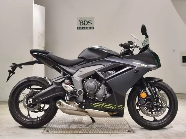 Triumph  DAYTONA 660 лот № 2655 оценка 7  с аукциона в Японии