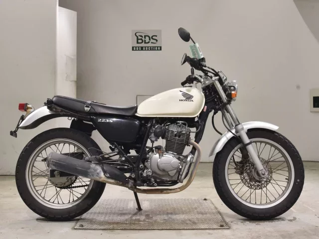Honda CB223S лот № 2540 оценка 4  с аукциона в Японии