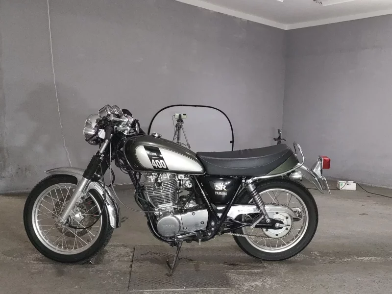 Yamaha SR400-1