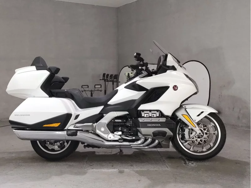 Honda GL1800 TOUR DCT лот № 7151 оценка 5  с аукциона в Японии