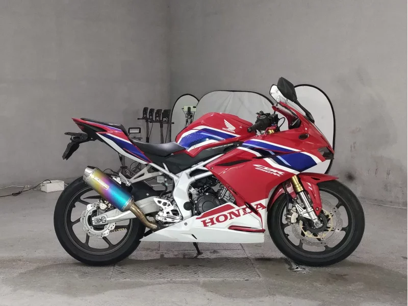 Honda CBR250RR лот № 8285 оценка 4  с аукциона в Японии