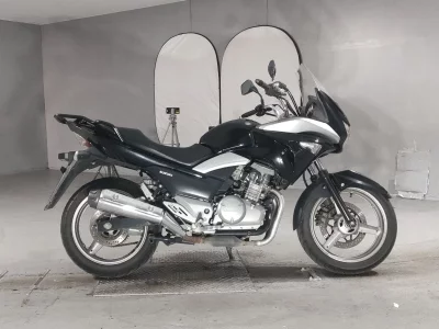 Suzuki GSR250S