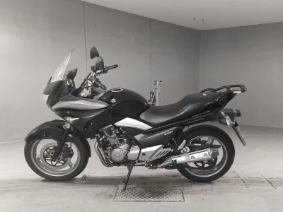 Suzuki GSR250S