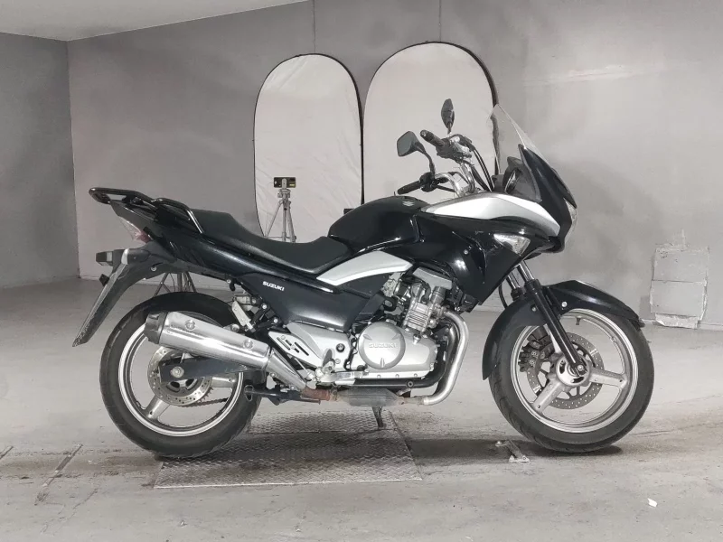 Suzuki GSR250S