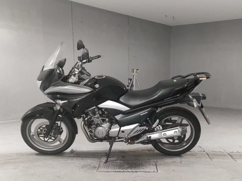 Suzuki GSR250S