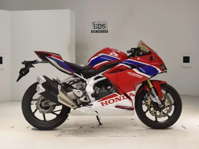 Honda CBR250RR-2A лот № 0409 оценка 4  с аукциона в Японии