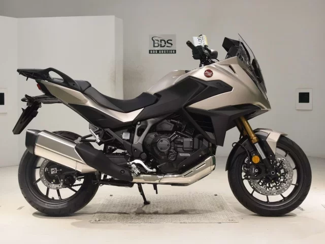 Honda NT1100 лот № 0471 оценка 9  с аукциона в Японии