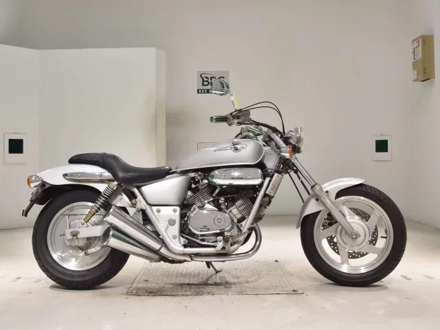 Honda MAGNA 250 лот № 2754 оценка 4  с аукциона в Японии