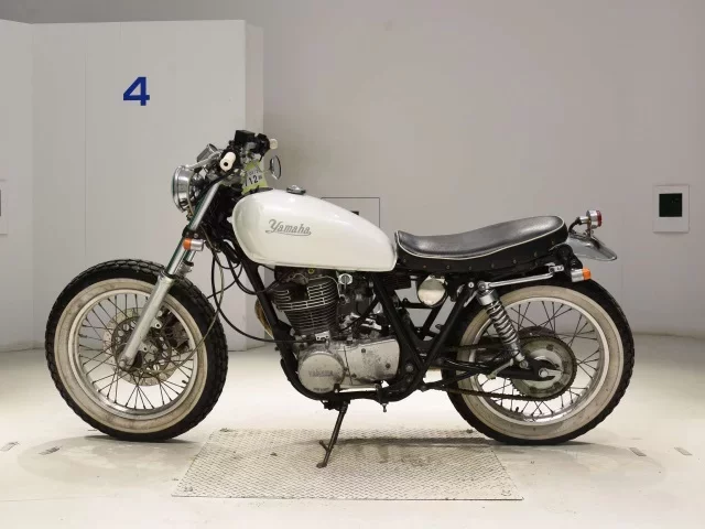 Yamaha SR400-3