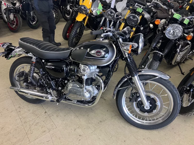 Kawasaki W800 лот № 02020 оценка 6  с аукциона в Японии