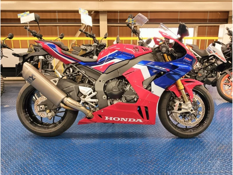 Honda CBR1000RR-R FB SP лот № 00041 оценка 5  с аукциона в Японии