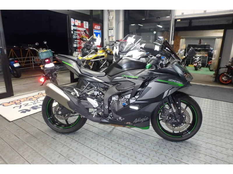 Kawasaki NINJA ZX-4RR лот № 04178 оценка 4  с аукциона в Японии
