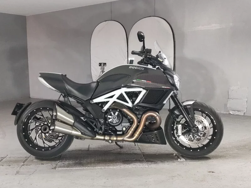 Ducati  DIAVEL CARBON лот № 5162 оценка 4  с аукциона в Японии