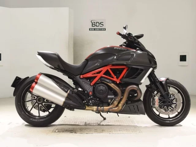 Ducati  DIAVEL CARBON лот № 5055 оценка 5  с аукциона в Японии