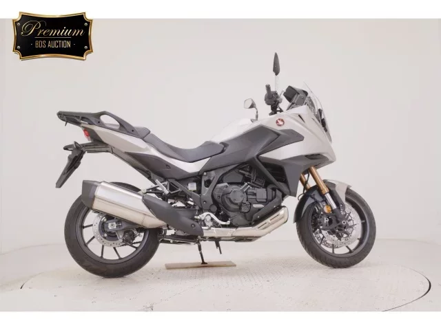Honda NT1100 лот № 2527 оценка 8  с аукциона в Японии