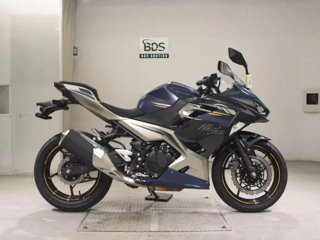 Kawasaki NINJA250-2 лот № 5212 оценка 7  с аукциона в Японии