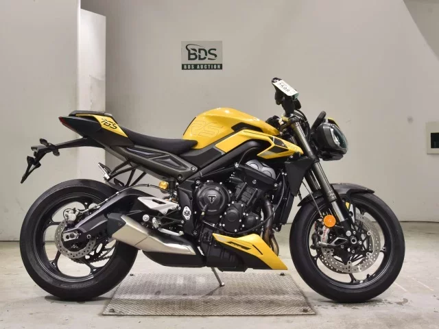 Triumph  STREET TRIPLE RS лот № 2596 оценка 7  с аукциона в Японии