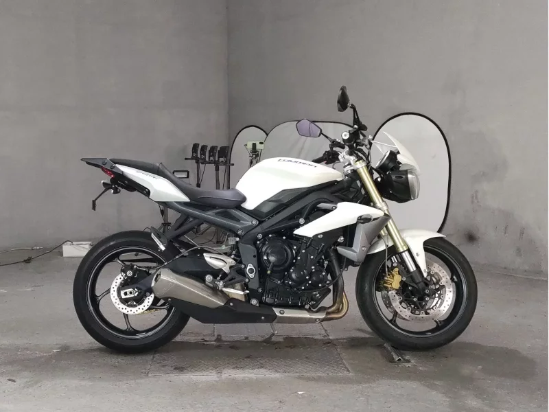 Triumph  STREET TRIPLE лот № 7101 оценка 4  с аукциона в Японии