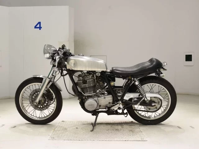 Yamaha SR400-3