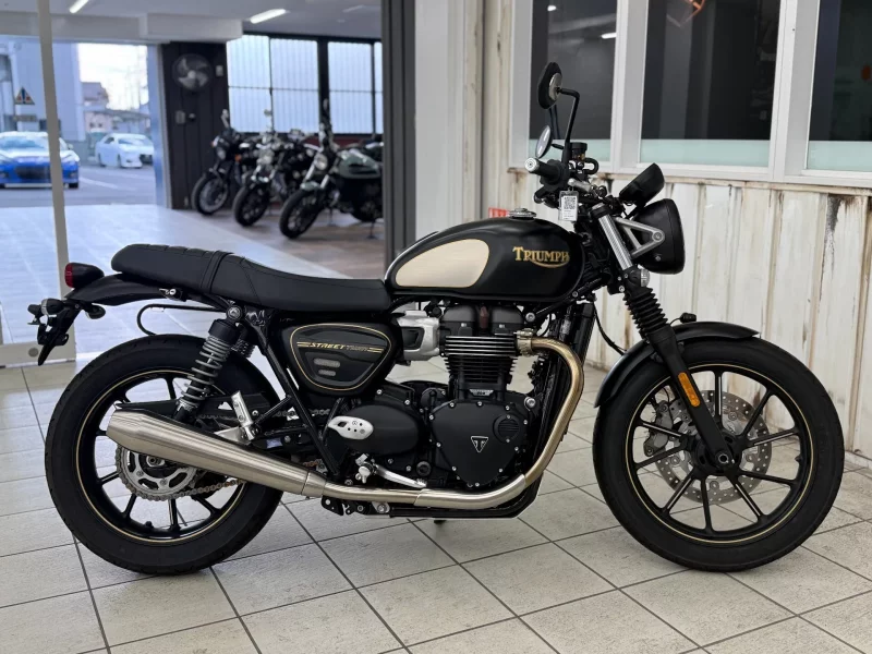Triumph  STREET TWIN лот № 04088 оценка 4  с аукциона в Японии