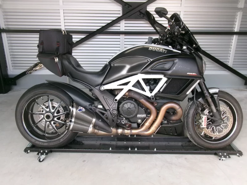 Ducati  DIAVEL CARBON лот № 02193 оценка 4  с аукциона в Японии