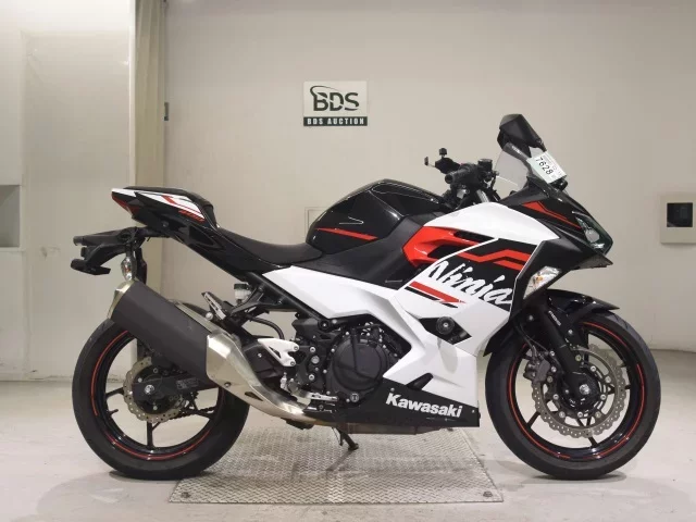 Kawasaki NINJA400-2 лот № 7628 оценка 5  с аукциона в Японии