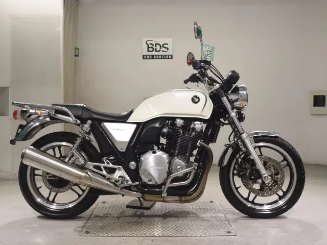 Honda CB1100A лот № 7702 оценка 4  с аукциона в Японии