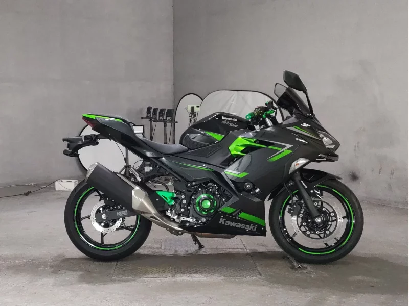 Kawasaki NINJA400 лот № 8033 оценка 4.5  с аукциона в Японии