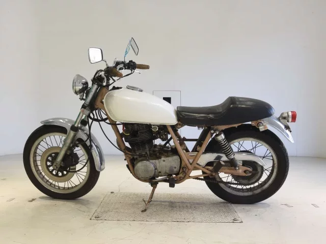 Yamaha SR400-1