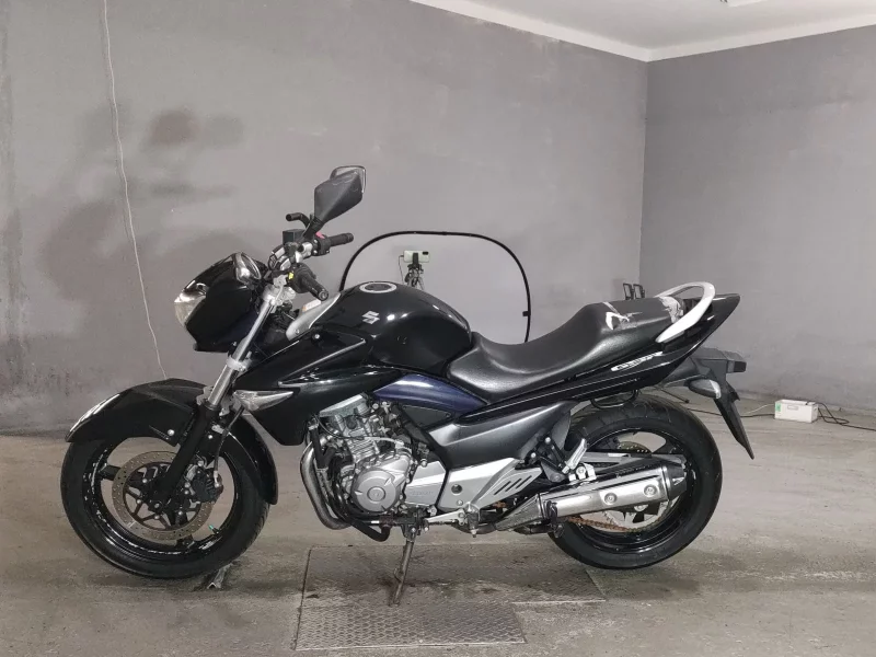 Suzuki GSR250