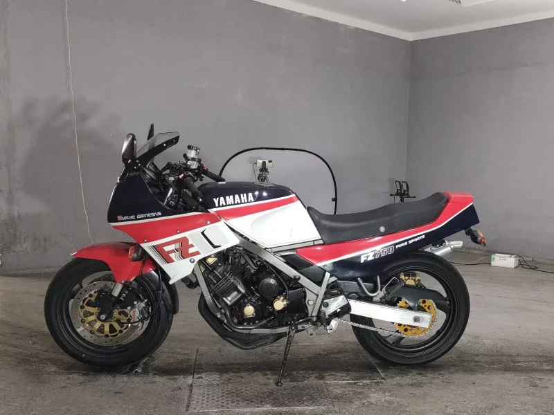 Yamaha FZ750
