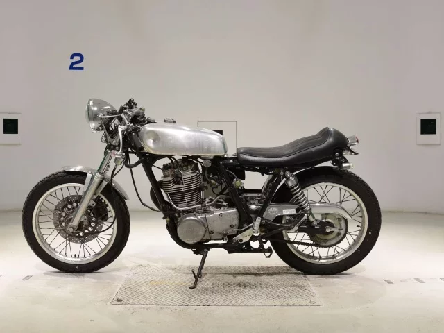 Yamaha SR400-3
