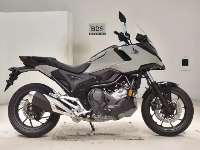 Honda NC750XD-3 лот № 2978 оценка 8  с аукциона в Японии