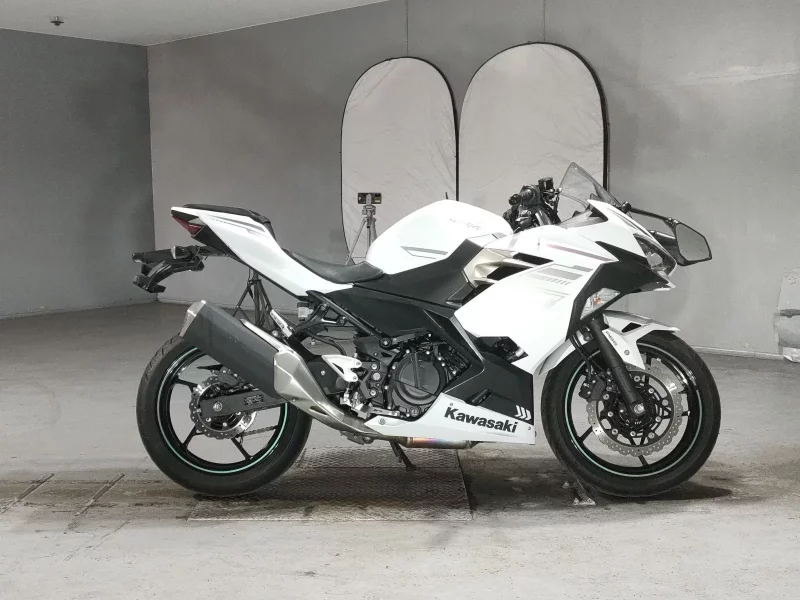Kawasaki NINJA400 лот № 5420 оценка 4  с аукциона в Японии