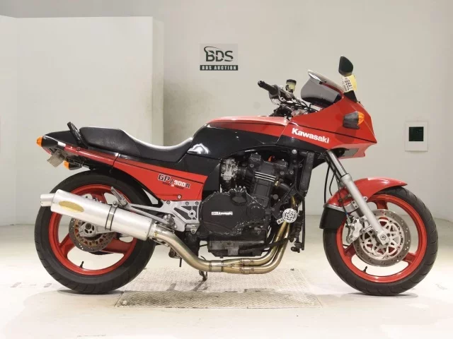 Kawasaki GPZ900R лот № 7998 оценка 4  с аукциона в Японии
