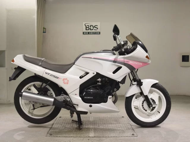 Honda VT250F лот № 5132 оценка 4  с аукциона в Японии