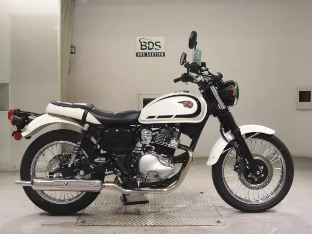 Kawasaki W230 лот № 5377 оценка 8  с аукциона в Японии