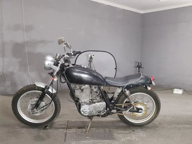 Yamaha SR400-1