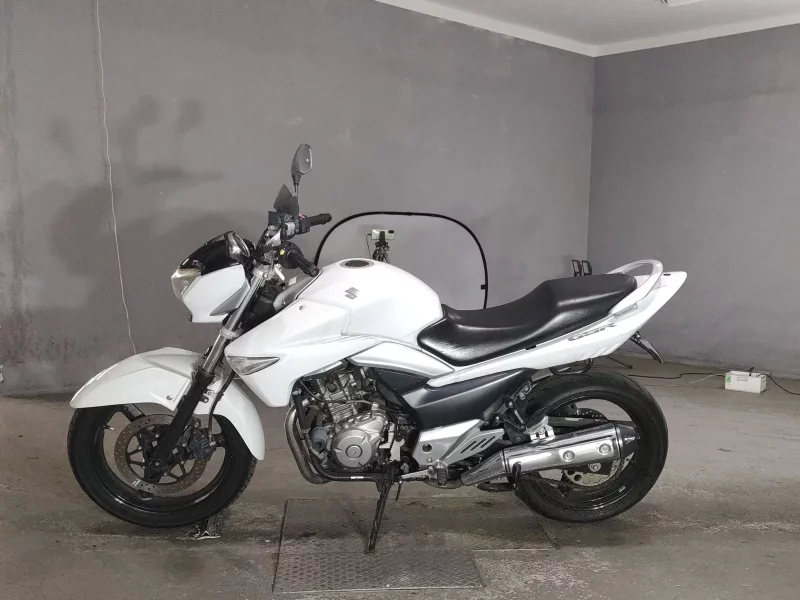 Suzuki GSR250