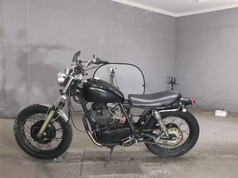 Yamaha SR400-1