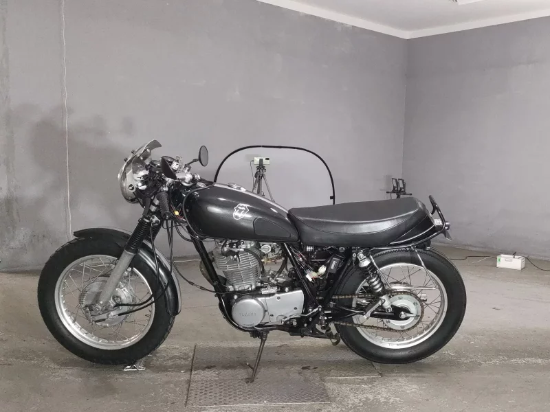 Yamaha SR400-1