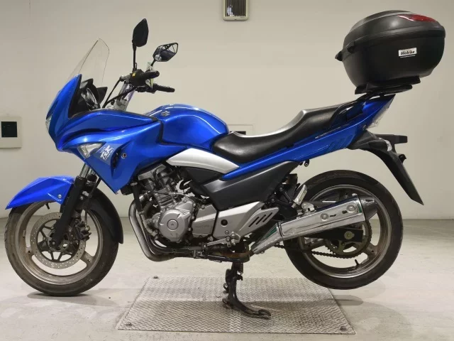Suzuki GSR250S