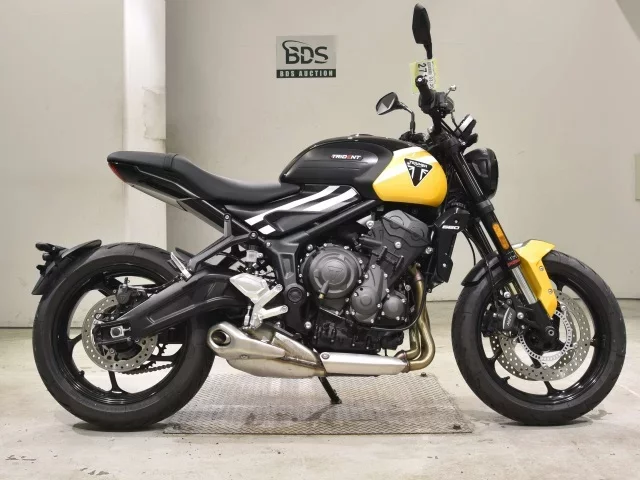 Triumph  TRIDENT 660 лот № 2716 оценка 8  с аукциона в Японии