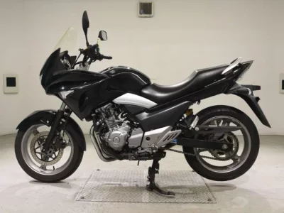 Suzuki GSR250S