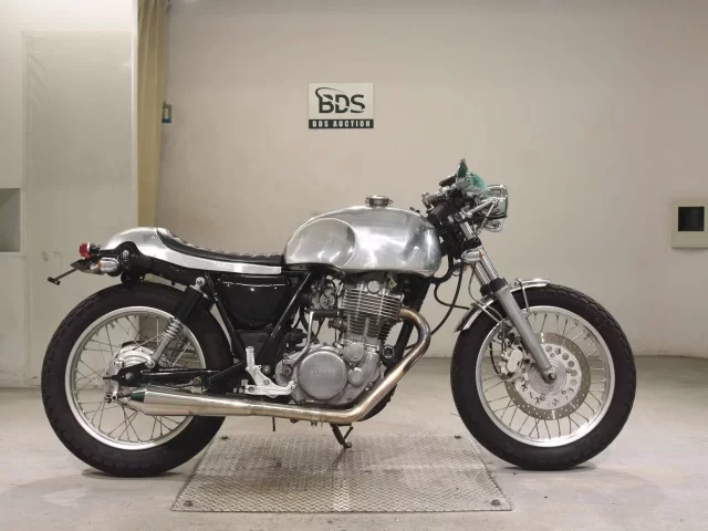 Yamaha SR400-3