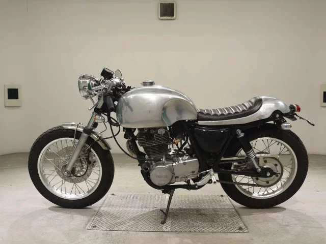 Yamaha SR400-3