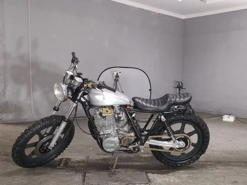 Yamaha SR400-1